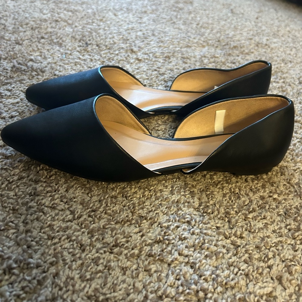 black close toed flats